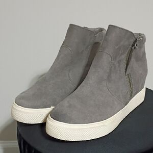 Universal Thread Gray High-Top Sneakers